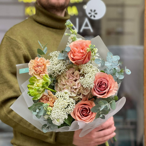 Уютный карамельный букет с гортензией и розами «Привкус какао»