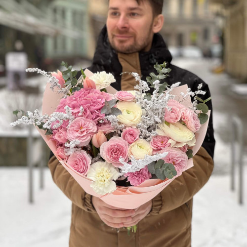 Милий букет в рожевому кольорі з ранункулюсами «Весняний настрій»