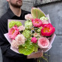 Яскравий весняний букет з півоніями «Полуничний сироп»