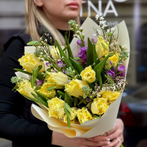 Весняний букет з торочковими тюльпанами та запашною матіолою «Сяюча радість»