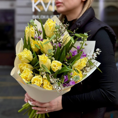 Spring bouquet with fringed tulips and fragrant matthiola «Shining Joy»