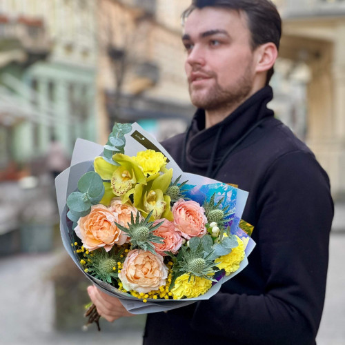 Барвистий букет з цимбідіумом «Лаймовий поцілунок»