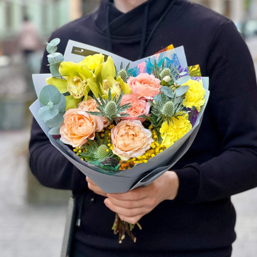 Барвистий букет з цимбідіумом «Лаймовий поцілунок»