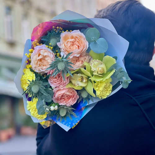 Барвистий букет з цимбідіумом «Лаймовий поцілунок»