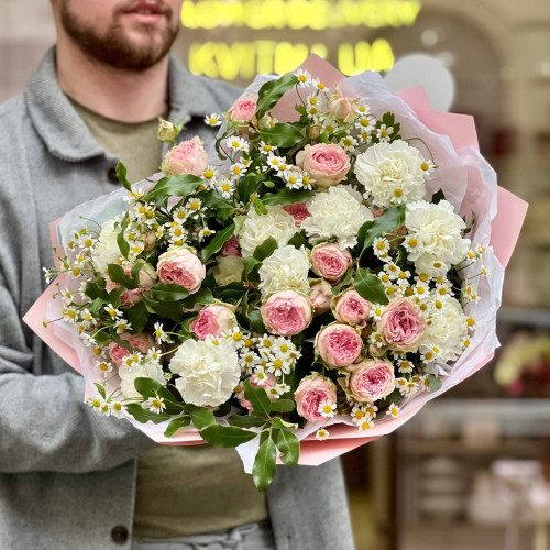 Полевой букет с танацетумом и кустовой пионовидной розой «Летний дождь»