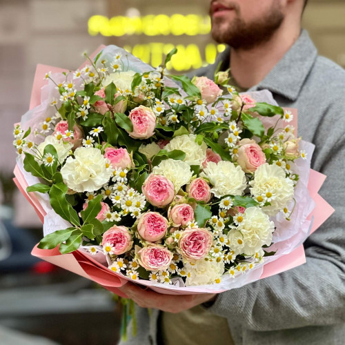 Полевой букет с танацетумом и кустовой пионовидной розой «Летний дождь»