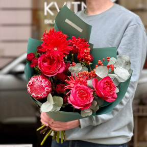 Яскравий букет з протеєю та герберами «Соковитий гранат»