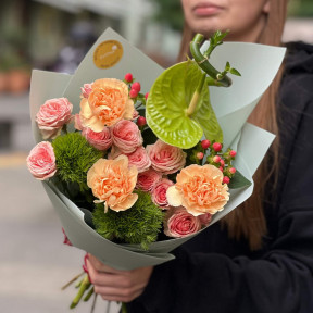 Красочный букет с антуриумом «Цветной подарок»