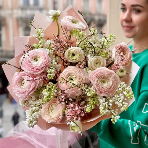 Ніжний букет з ранункулюсів та бузку «Тендітна хмариночка»