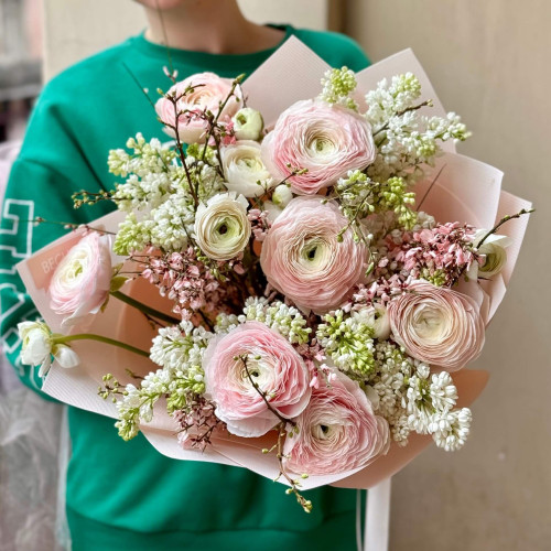 Ніжний букет з ранункулюсів та бузку «Тендітна хмариночка»