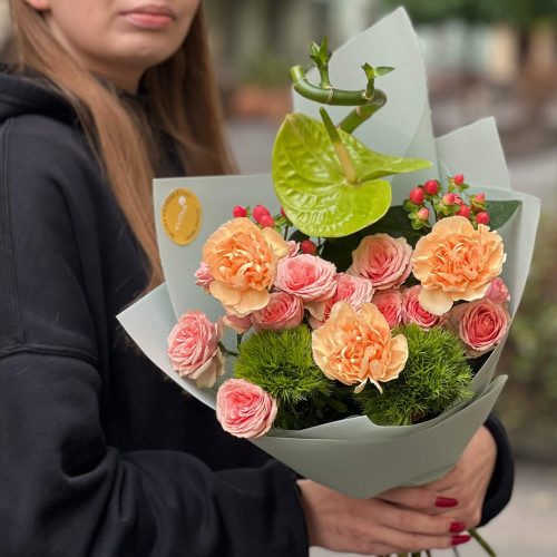 Барвистий букет з антуріумом «Кольоровий дарунок»