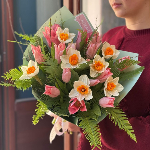 Ніжний букет з нарцисами та тюльпанами «Весняна казка»