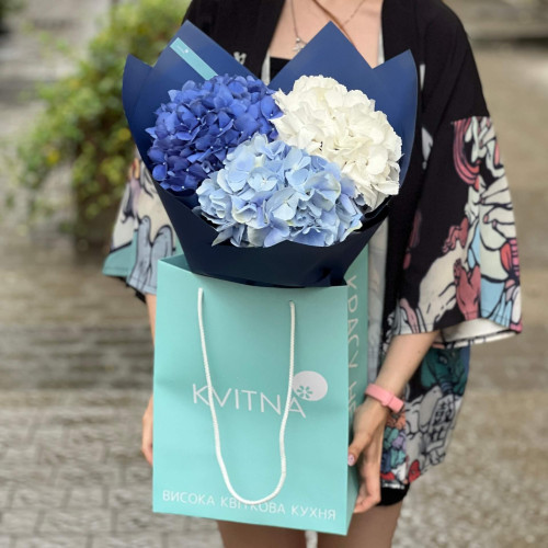 3 гортензії у букеті «Львівський дощ»