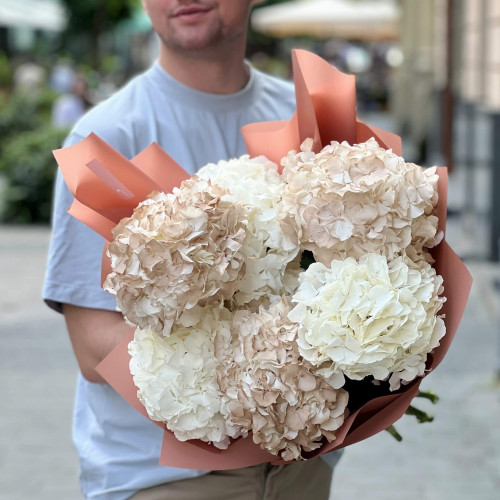7 гортензий в букете «Пастельное облачко»