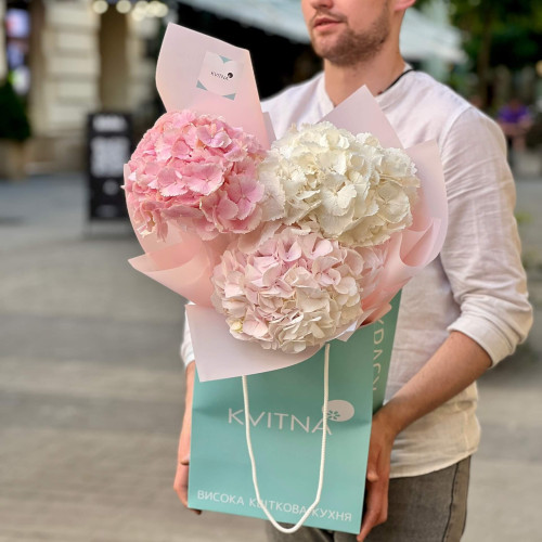 3 гортензии в букете «Шарики пломбира»