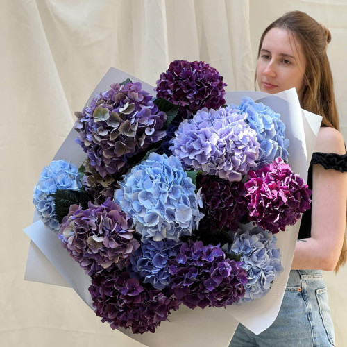 15 гортензій у букеті «Буремне море»