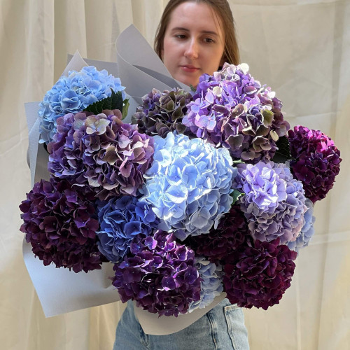 15 гортензій у букеті «Буремне море»