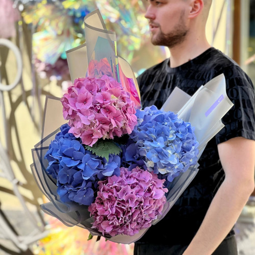 5 гортензий в букете «Ежевичная долина»