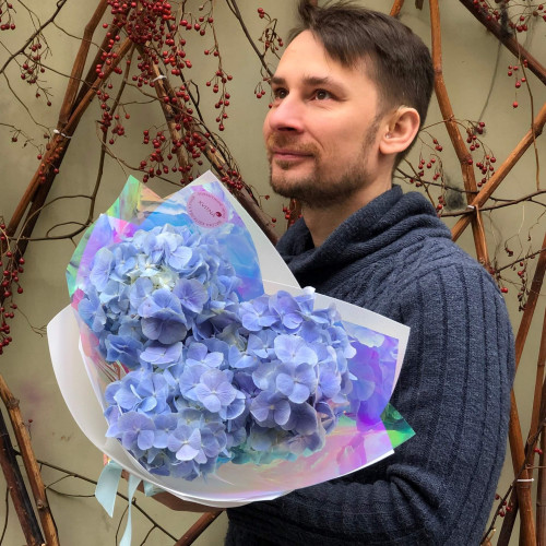 3 голубые гортензии в букете «Беззаботное небо»