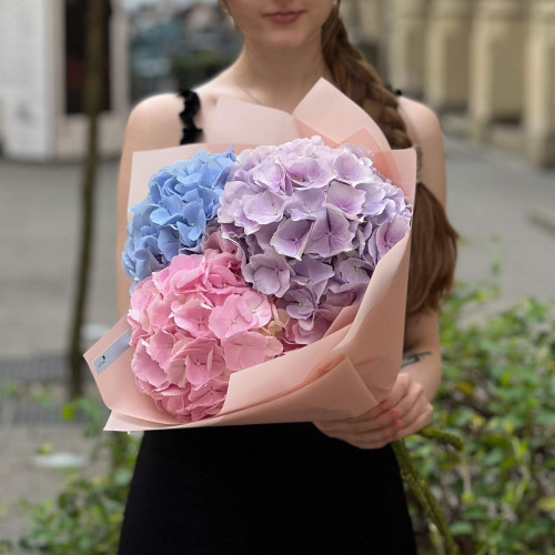 3 нежные гортензии в букете «Пастельное утро»