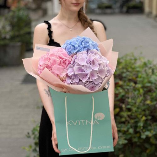 3 нежные гортензии в букете «Пастельное утро»