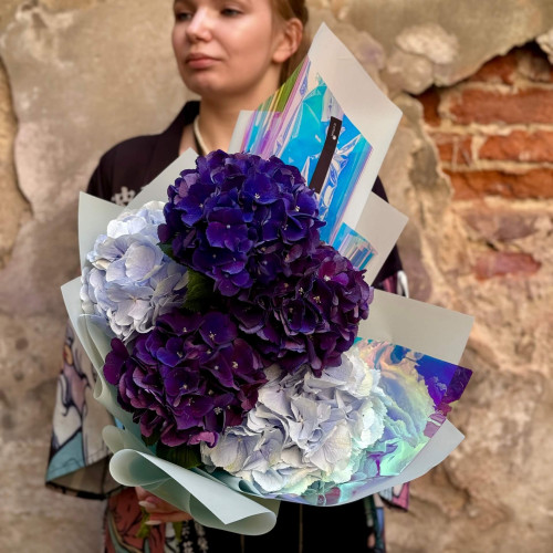 5 hydrangeas in a bouquet «Wuthering Heights»