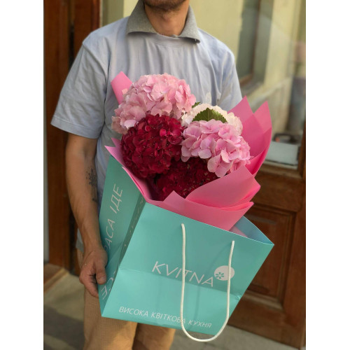 5 гортензий в букете «Ягодные карамельки»