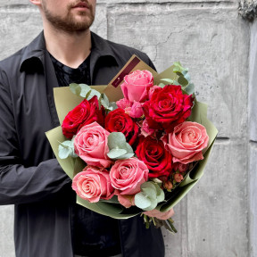 Мікс із 11 яскравих троянд Red Panther, Hermosa та Grand Trendsetter у букеті «Солодкий джем»