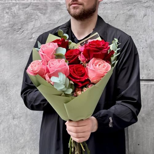 Мікс із 11 яскравих троянд Red Panther, Hermosa та Grand Trendsetter у букеті «Солодкий джем»
