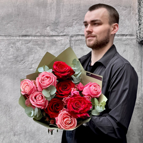 Мікс із 11 яскравих троянд Red Panther, Hermosa та Grand Trendsetter у букеті «Солодкий джем»