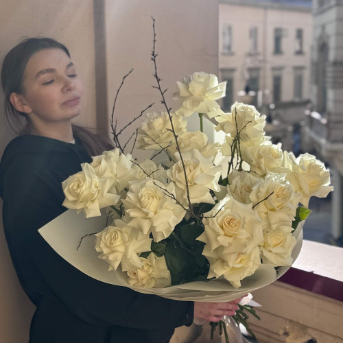 21 білосніжна троянда Playa Blanca у букеті «Ангельська поезія»