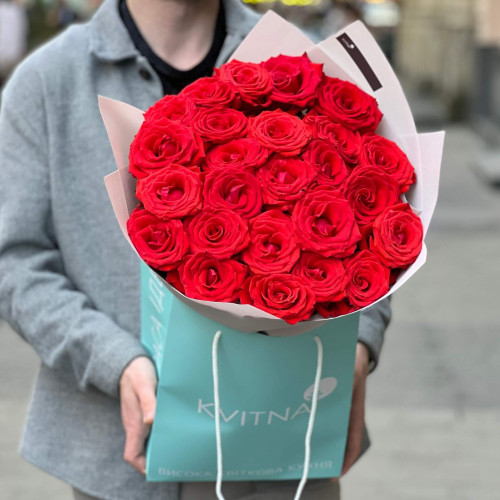 25 розкішних яскраво-червоних троянд Nina