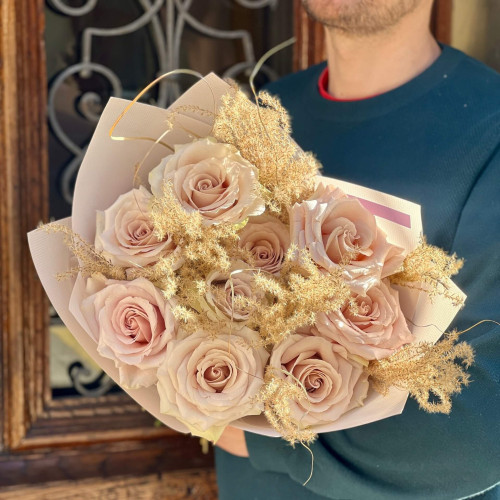 Romantic bouquet with sophisticated Quicksand roses «Beige Pearl»