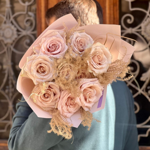 Romantic bouquet with sophisticated Quicksand roses «Beige Pearl»