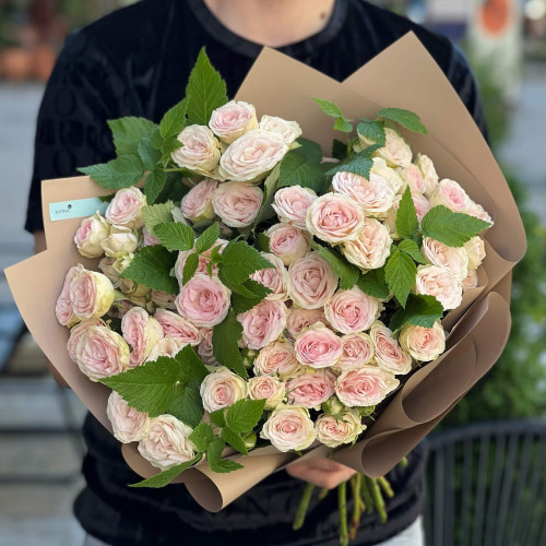 13 spray roses in a bouquet «Tea-rose»