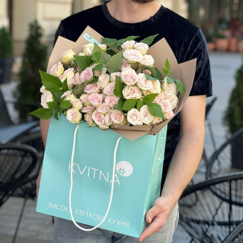 13 spray roses in a bouquet «Tea-rose»