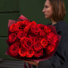 Мікс із 25 червоних троянд «Відтінки червоного»