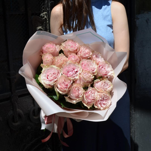 Букет з 17 рожево-кремових троянд Pink Mondial