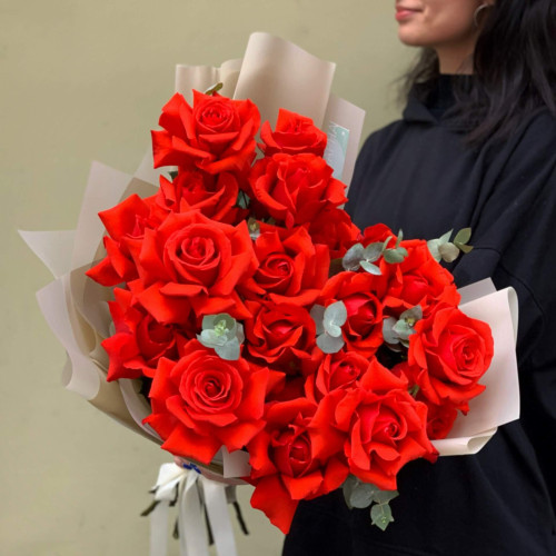 19 чарівних троянд «Nina» з евкаліптом