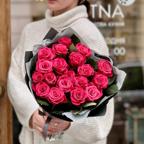 17 малиновых роз Tacazzi в букете «Малиновое наслаждение»