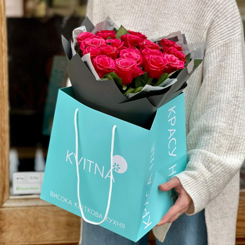 17 малиновых роз Tacazzi в букете «Малиновое наслаждение»