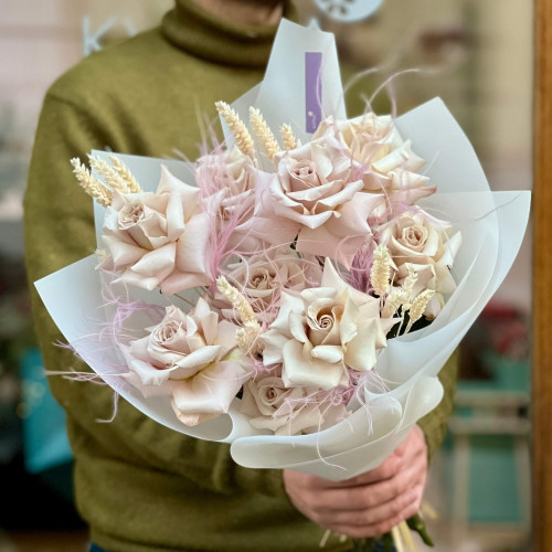 Delicate bouquet in pastel colors with Menta roses «Amethyst riddle»