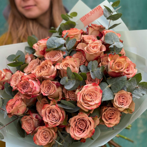 31 троянда «Капучіно» з евкаліптом