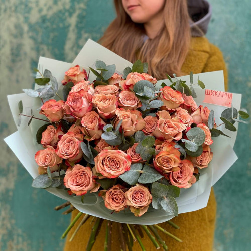 31 троянда «Капучіно» з евкаліптом