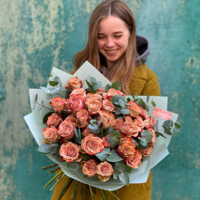 31 троянда «Капучіно» з евкаліптом