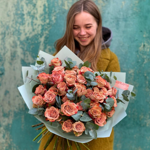 31 троянда «Капучіно» з евкаліптом