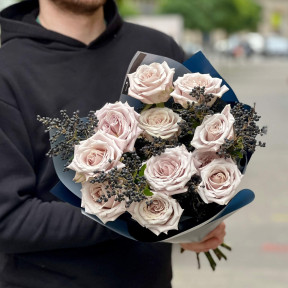 Загадковий букет з трояндою Menta «Містичний Львів»