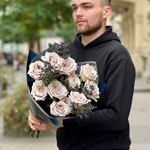 Загадковий букет з трояндою Menta «Містичний Львів»