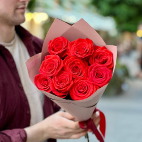 9 троянд сорту Nina у букеті «Джентльменський комплімент»