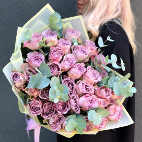 35 троянд Memory Lane з евкаліптом